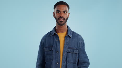 sonríe en el estudio de publicidad, hombre.