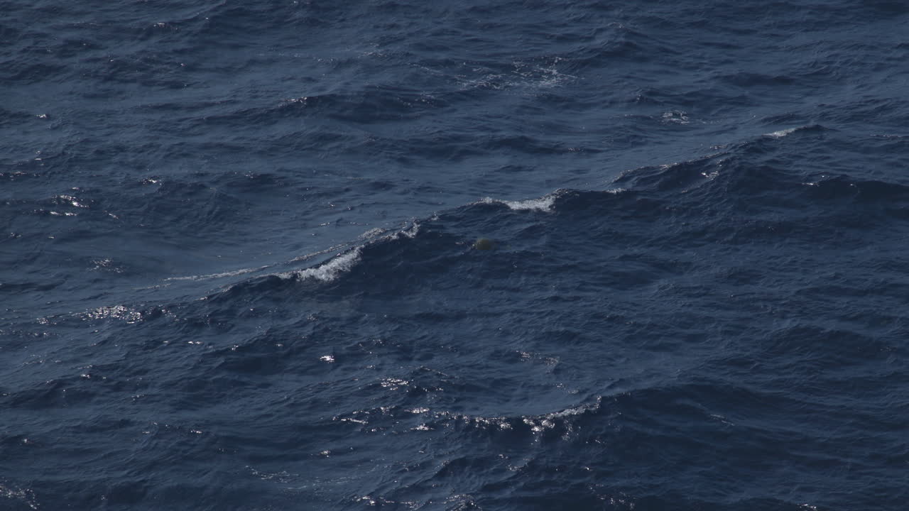 Ripresa al rallentatore di onde in mare che si infrangono e si agitano.
