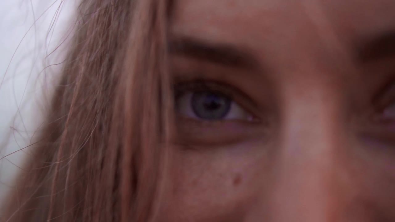 retrato de belleza de una mujer rubia feliz sonriendo. vista recortada, fondo azul al aire libre