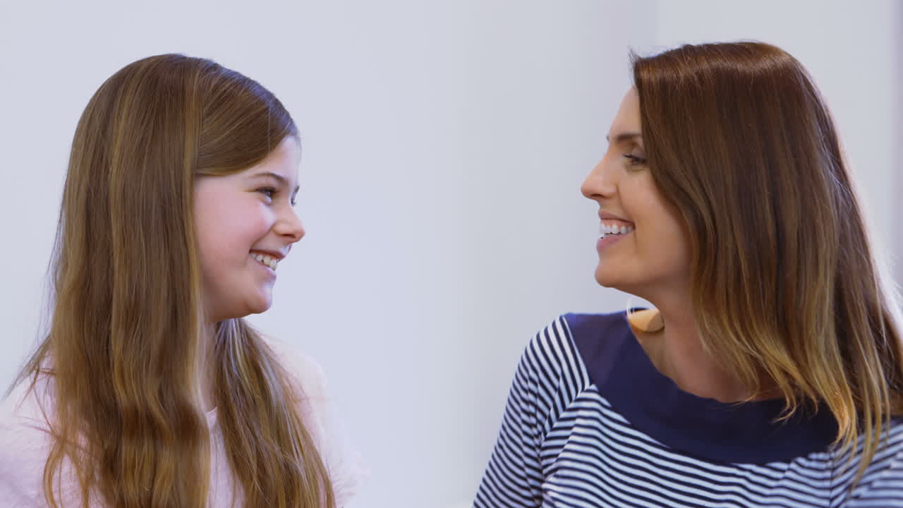 madre e hija abrazándose