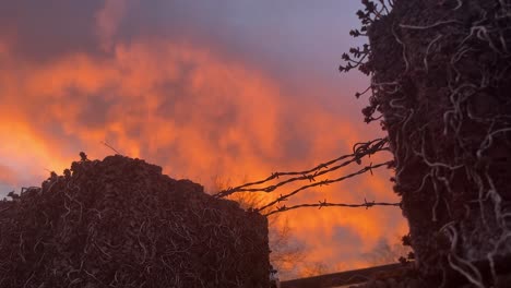 iluminar las nubes en el cielo por la noche detrás de una pared con púas