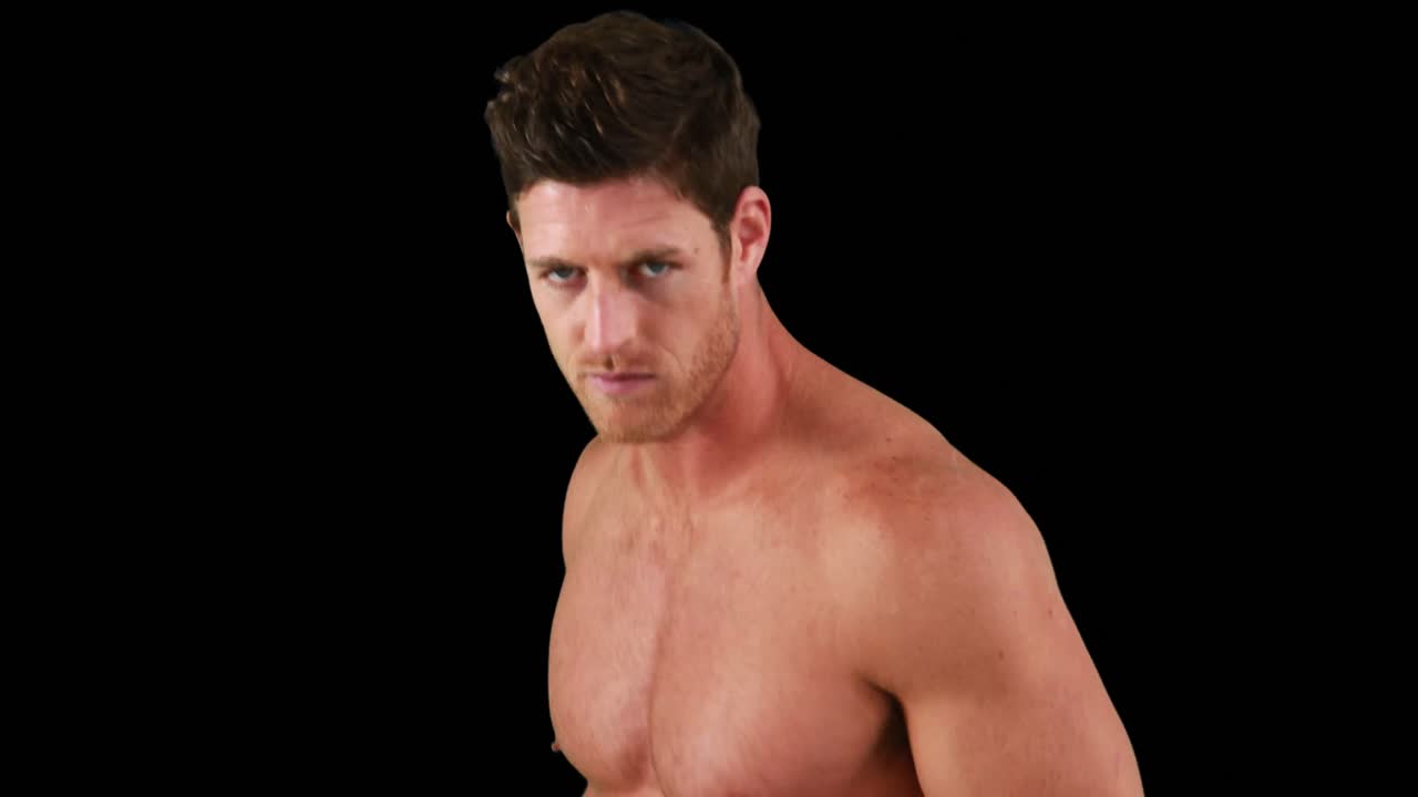 hombre en forma boxeando con guantes