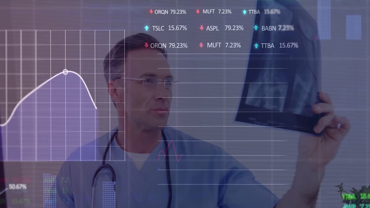 animación del procesamiento de datos sobre el médico caucásico con escaneo de rayos x.
