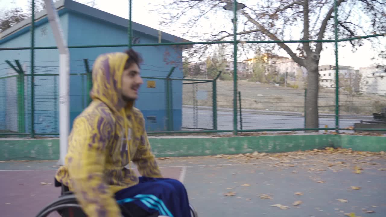 un joven discapacitado feliz jugando al baloncesto con su novia.