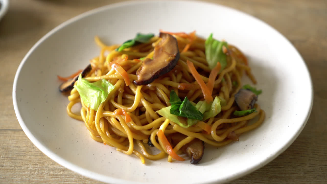 fideos yakisoba salteados con vegetales
