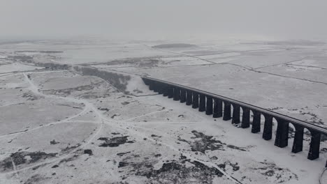 Toma-Aérea-De-Drones-De-Alto-Establecimiento-Del-Viaducto-Ribblehead-En-Un-Día-Nevado-Con-Niebla-En-Yorkshire-Dales,-Reino-Unido