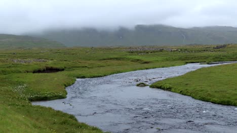 Wunderschöner-Laxa-Fluss-Bei-Hellissandur,-Der-Sich-Durch-Die-Grüne-Natur-Islands-Schlängelt,-4k