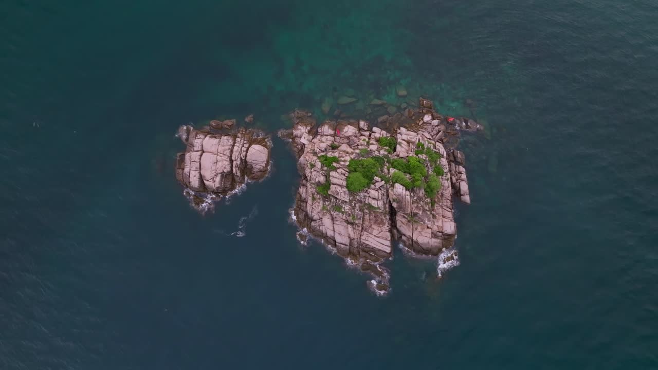vista de pájaro toma de un signo de exclamación que parece una isla en koh tao, tailandia