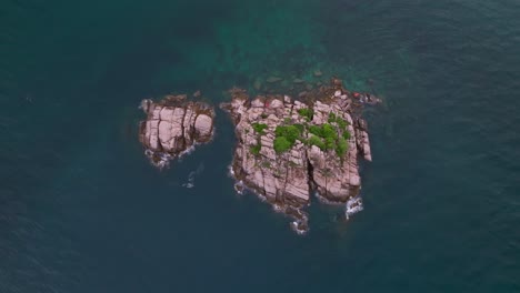 Vista-Aérea-De-Un-Signo-De-Exclamación-Que-Parece-Una-Isla-En-Koh-Tao,-Tailandia