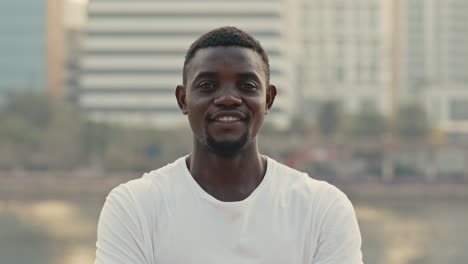 homme africain souriant en ville