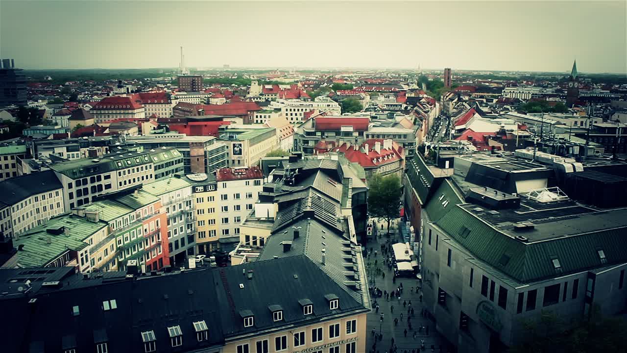 Fugleperspektiv af en travl europæisk bygade