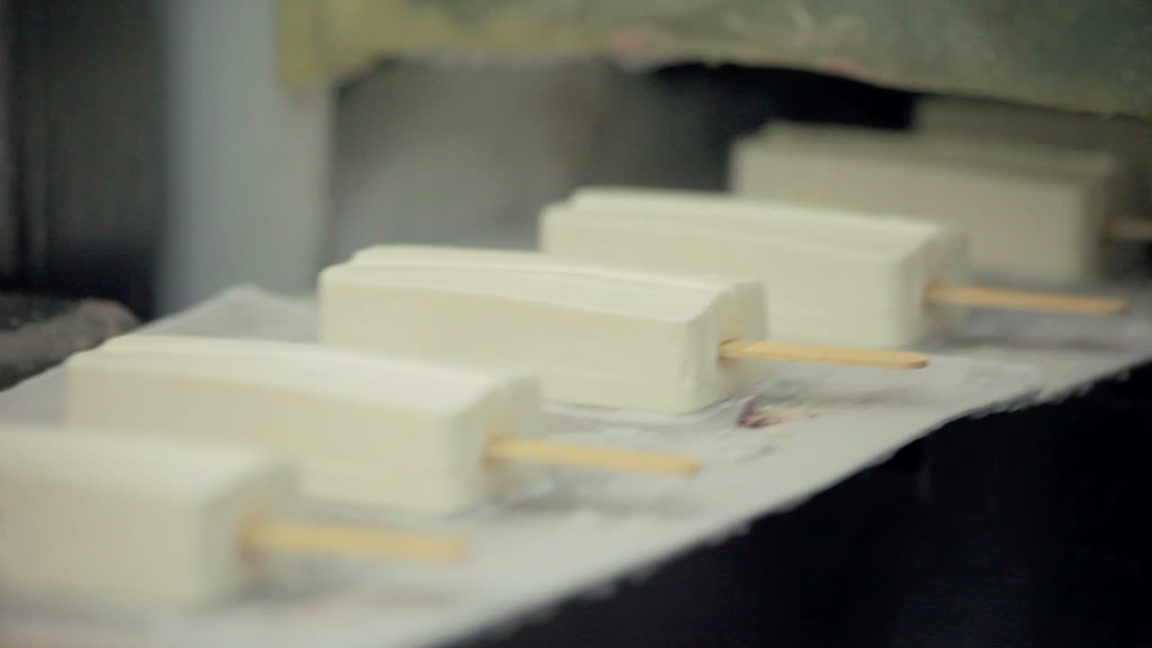 línea de producción de alimentos. línea de fabricación de helados en una fábrica de alimentos. industria alimentaria