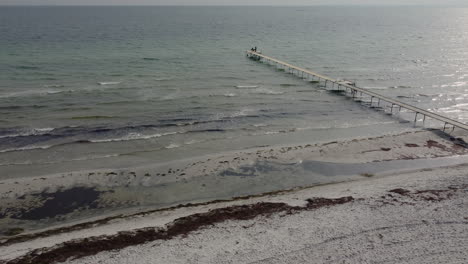 vista de drones de una playa con un puente de baño en dinamarca