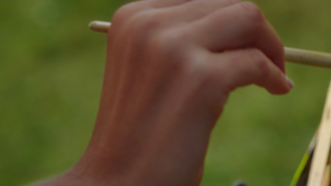 pintor dibujando a mano en primer plano. artista desconocido pintando con pincel