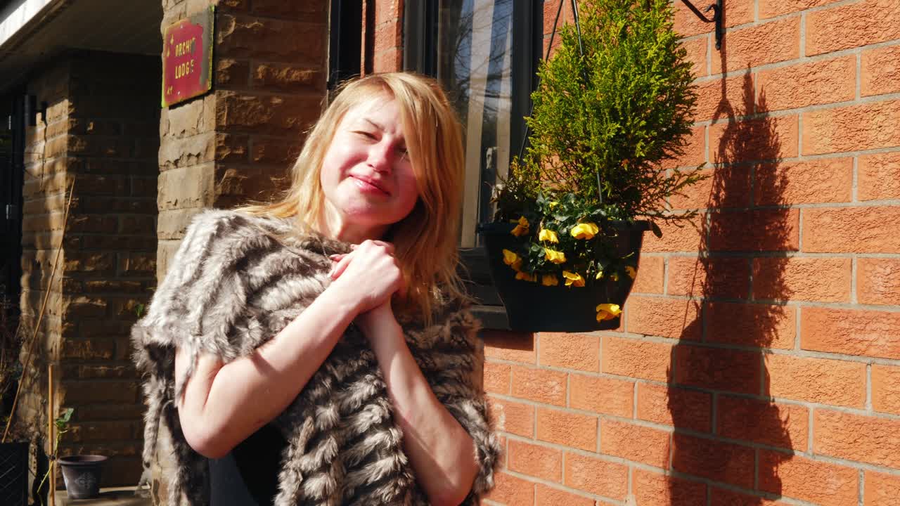 정원에서 꽃 바구니를 즐기는 매력적인 여성 중간 4k 슬로우 모션 초상화