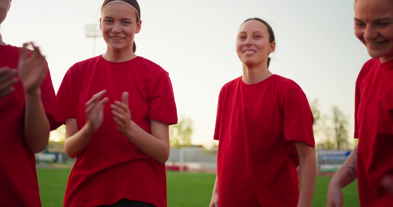 Sportlerinnen versammeln sich und jubeln auf dem Sportplatz