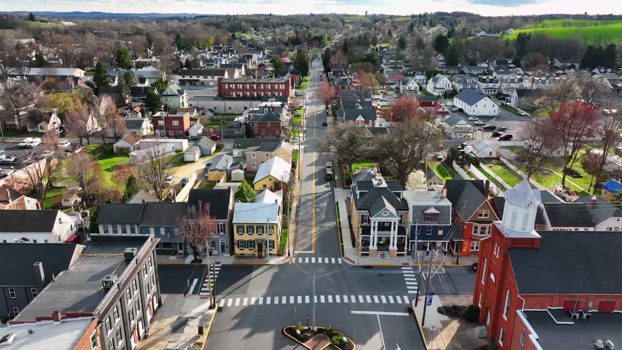 tiro soleado durante el día de la ciudad de la comunidad americana