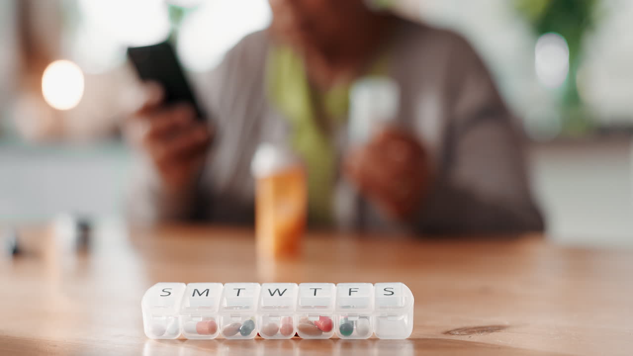 주간 약 상자에서 약을 복용하는 여성