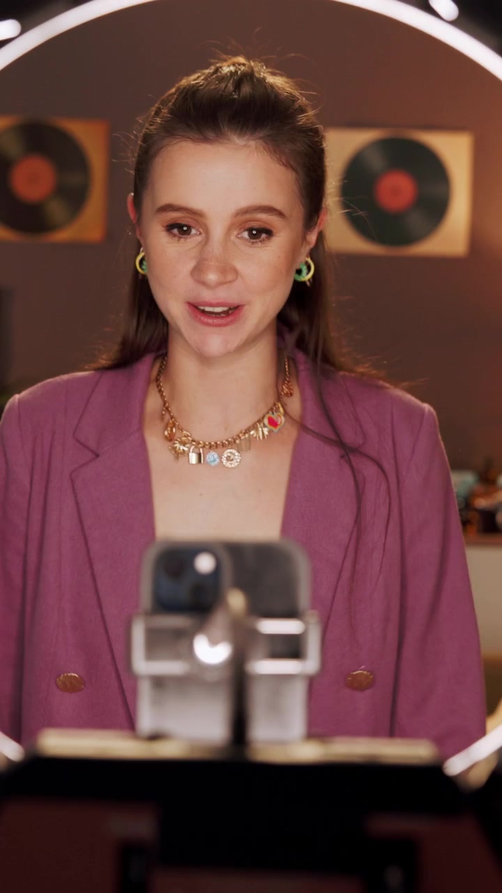 Giovane donna che registra contenuti video per i social media con anello luminoso
