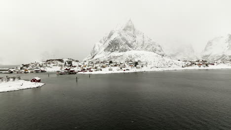 Eiskalte-Arktische-Winterbedingungen-Mit-Nebligen-Berggipfeln-Der-Lofotenlandschaft