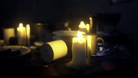 una suave luz de vela ilumina una acogedora mesa de comedor por la noche