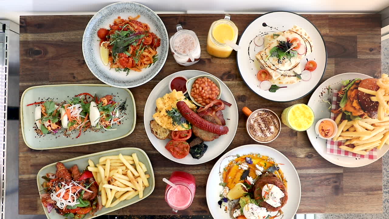 편평한 식사 배열에서 블러드 오렌지 주스를 손으로 따기