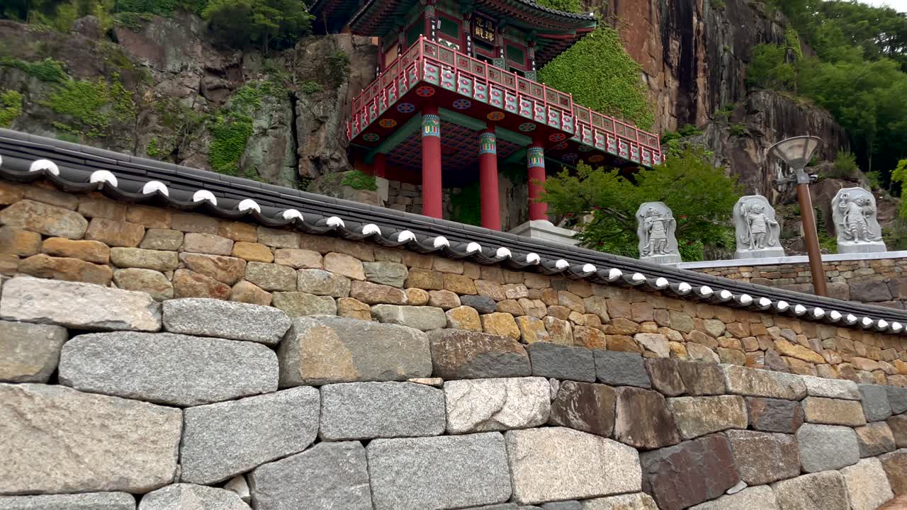 tiro inclinado hacia arriba del templo saseongam en la montaña en gurye, corea del sur