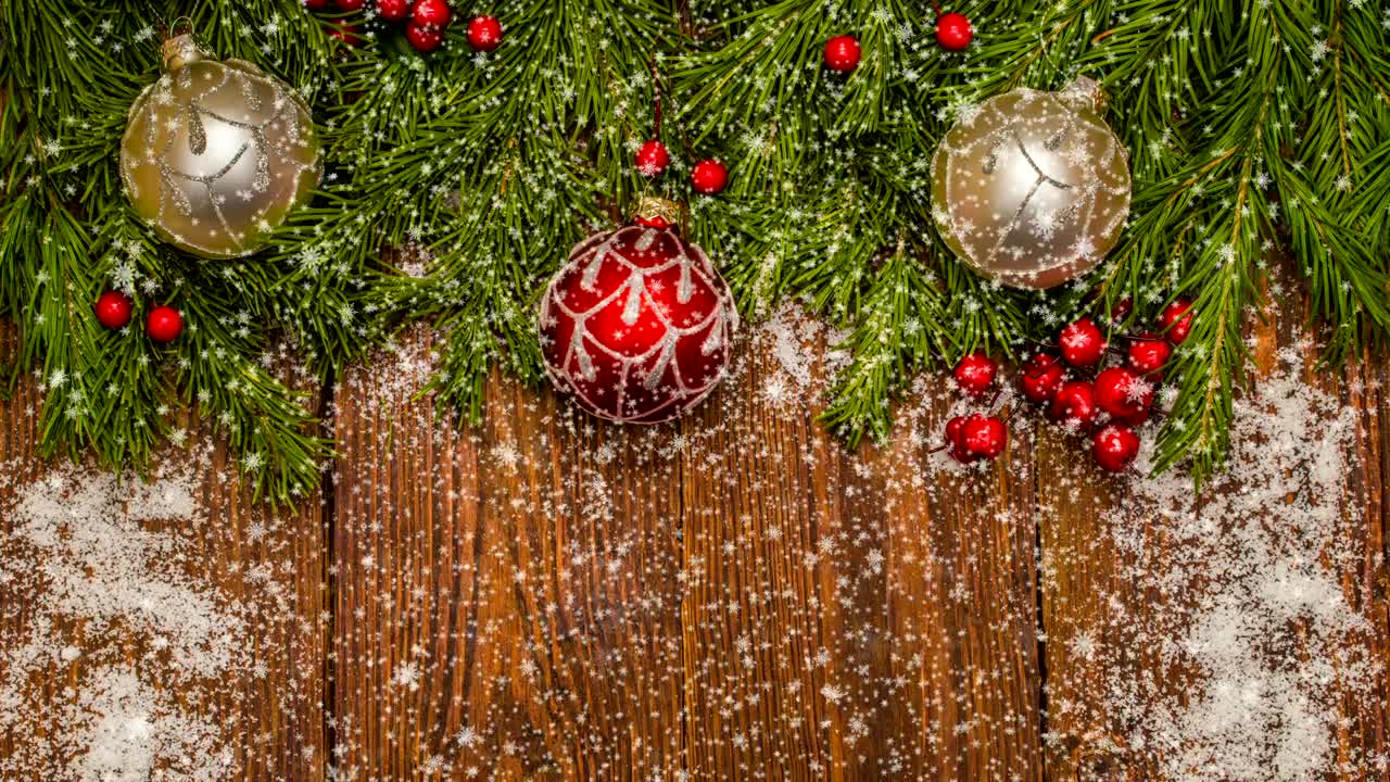 mesa de madera de navidad con año nuevo y decoraciones de navidad y hermosas nevadas, el concepto de publicidad de año nuevo y tarjeta animada de año nuevo