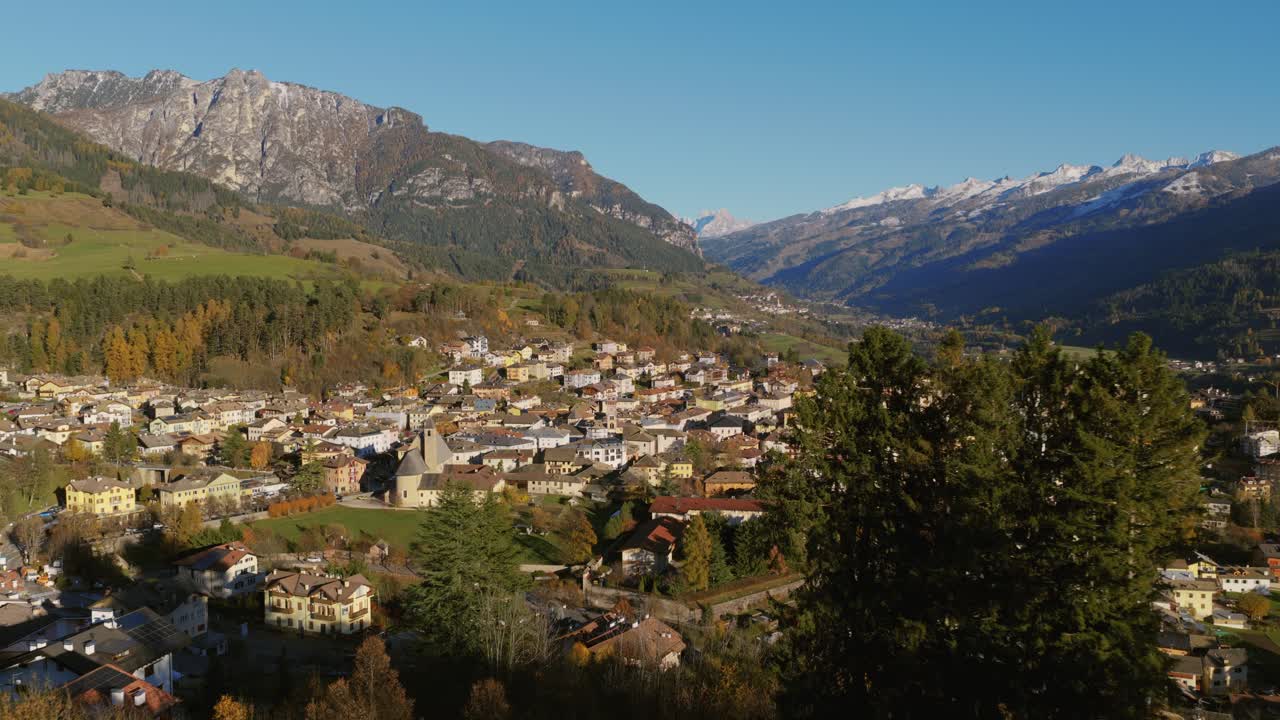 Sorvolo del paese di Cavalese nella Val di Fiemme in Trentino, Italia. Ripresa aerea con drone.