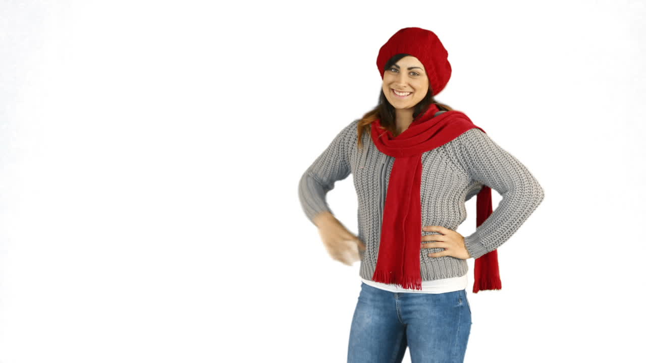 bruneta de invierno sonriendo y presentando