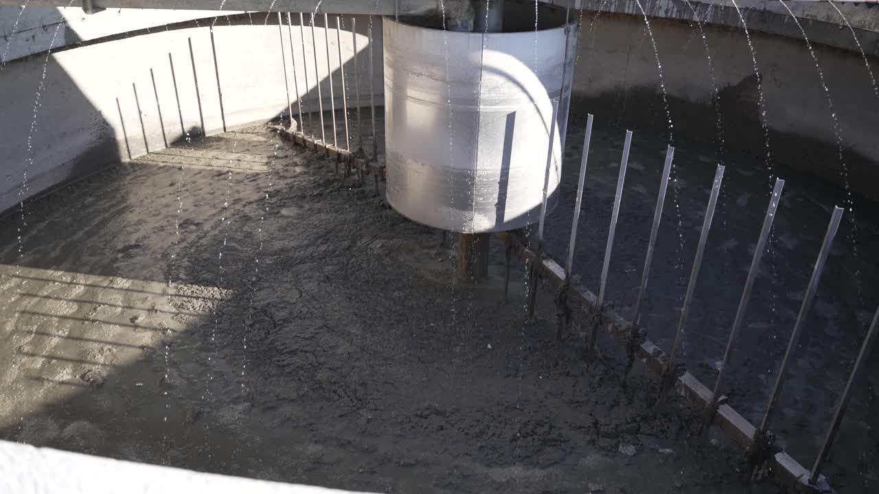 lodos y suciedad de las aguas residuales en las instalaciones de tratamiento de aguas