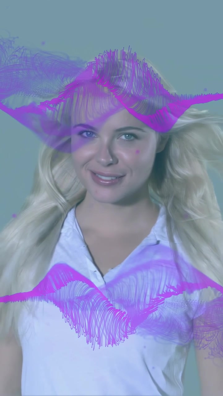 Video verticale: Donna che entra al centro, cubi magenta che le avvolgono il viso, onde viola che mostrano la tecnologia.