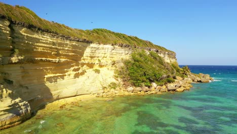 Vista-Panorámica-Aérea-Sobre-El-Mar-Y-Altos-Acantilados-Cerca-De-Nagua