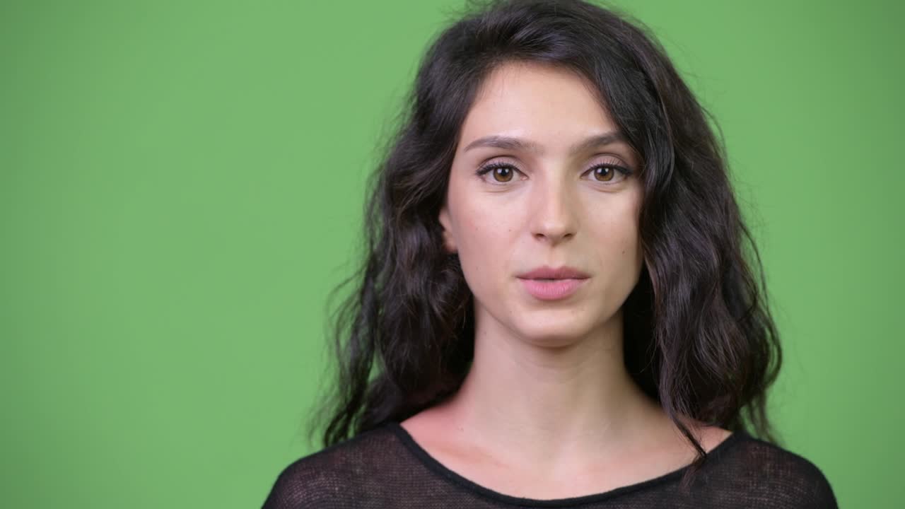 Rosto de jovem mulher bonita falando para a câmera