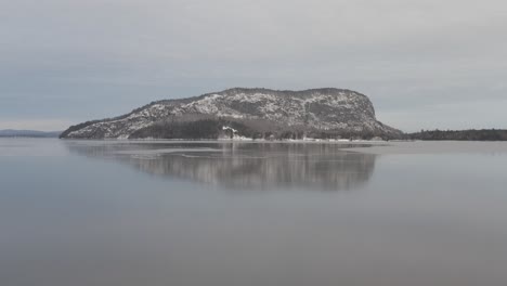 Formación-De-Hielo-En-La-Superficie-Del-Lago-Moosehead-A-Principios-De-Invierno