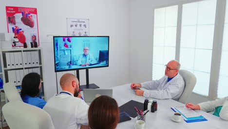 Personal-De-Medicina-Que-Tiene-Videoconferencia-Del-Equipo-Del-Hospital-Con-Un-Médico-Experto