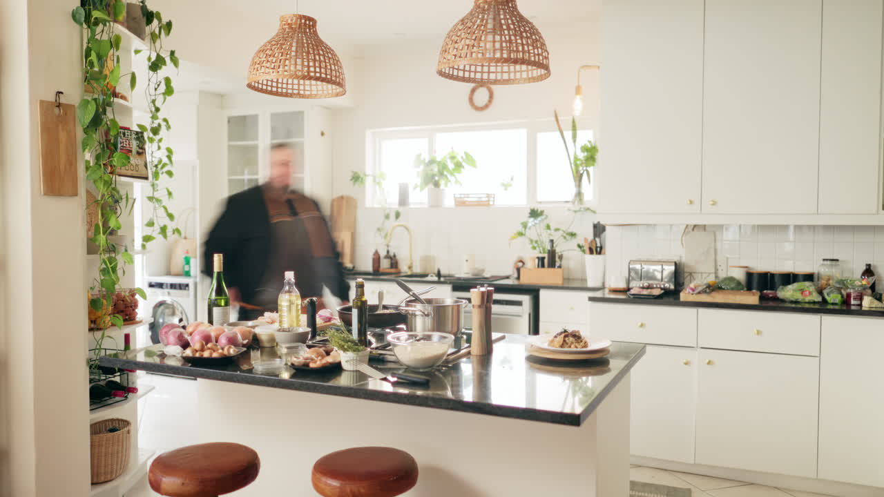 L'uomo che cucina nella cucina moderna