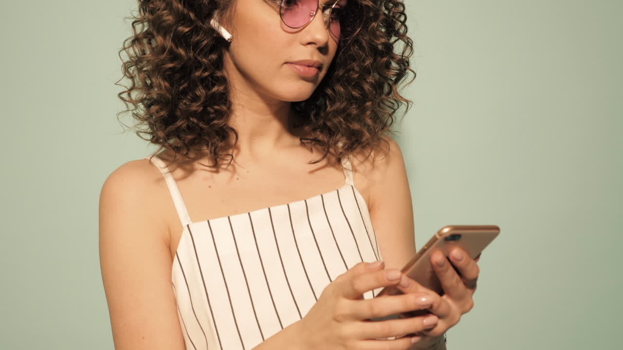 Donna che usa il cellulare e gli auricolari