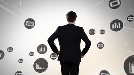 animación de un hombre de negocios mirando redes de conexiones con iconos en fondo gris