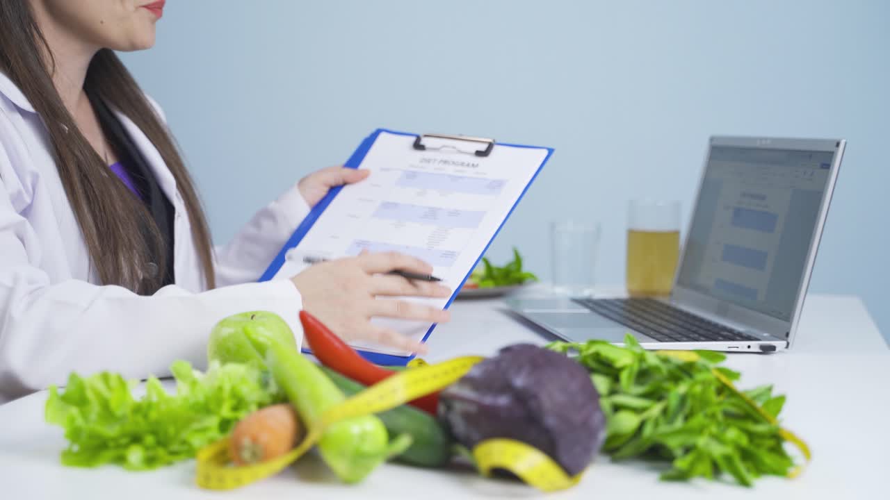 el nutricionista explica el programa de dieta saludable.