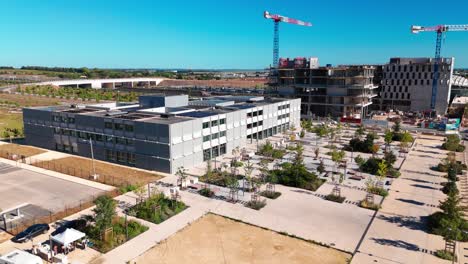 distrito de negocios en evolución: construcción cerca de la estación de tren de montpellier, sur de francia