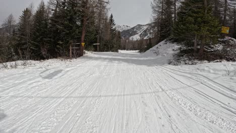 Schnee-Und-Ein-Ski-Reisetag,-Aber-Der-Unterschied-Ist-Die-Sonne-Und-Das-Weiß