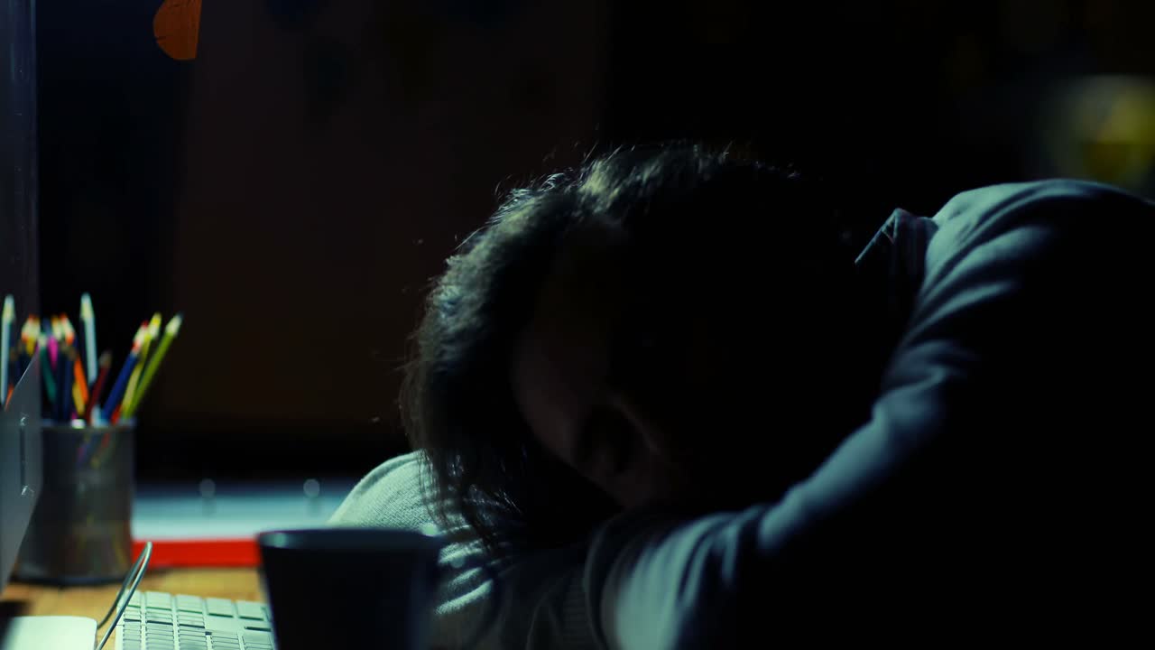 책상 위에서 잠을 자는 비즈니스 임원