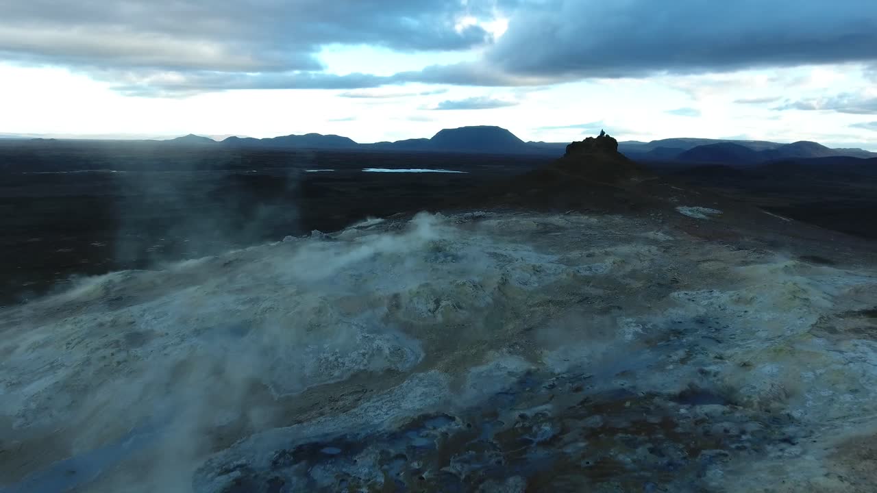 hermosa vista desde un avión no tripulado sobre los vapores de azufre de namafjall hverarond en islandia.