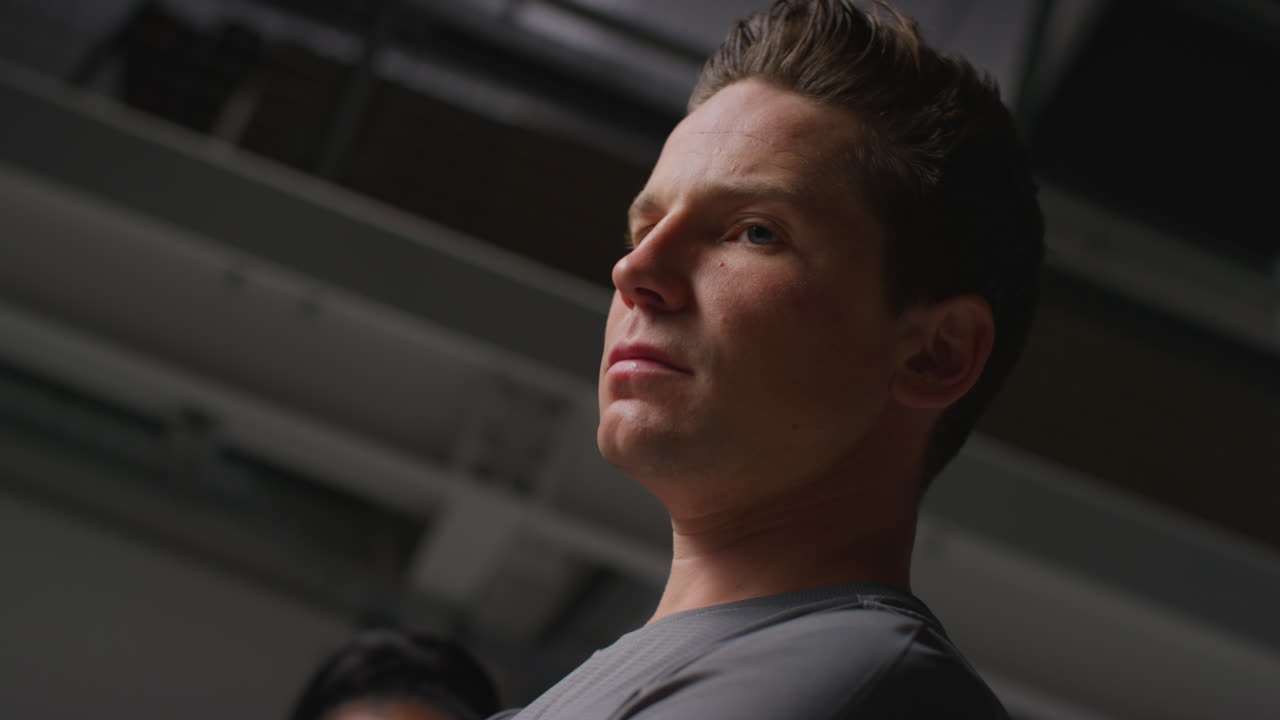 primer plano de atletas masculinos y femeninos en ropa de fitness entrenando en el gimnasio calentándose y preparándose para un evento deportivo 2