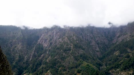 Ascienda-A-La-Cumbre-De-Los-Picos-Más-Altos-De-Madeira-Con-El-Dron,-Donde-Las-Vistas-Panorámicas-Se-Extienden-Hasta-Donde-Alcanza-La-Vista,-Recompensando-A-Los-Aventureros-Con-Una-Sensación-De-Asombro.