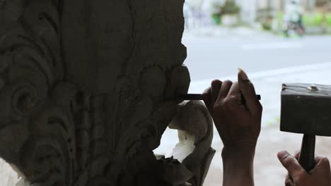 Balinesischer-Handwerker,-Der-Steintempel-Herstellt