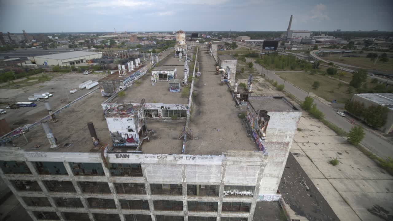 vista de dron 4k de planta de fabricación abandonada en detroit-27