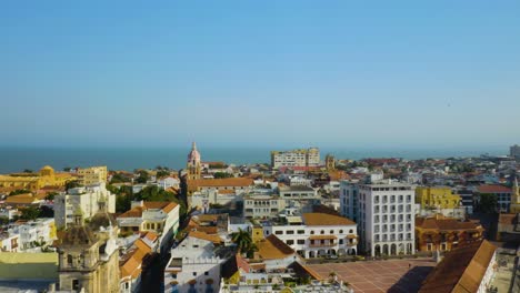 drone desciende sobre la ciudad vieja de cartagena