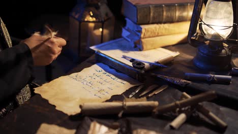 escribiendo en árabe con pluma de águila.